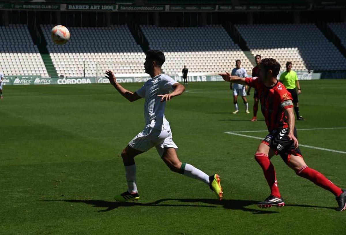 Juanma Bernal persigue un balón aéreo durante el choque en El Arcángel.