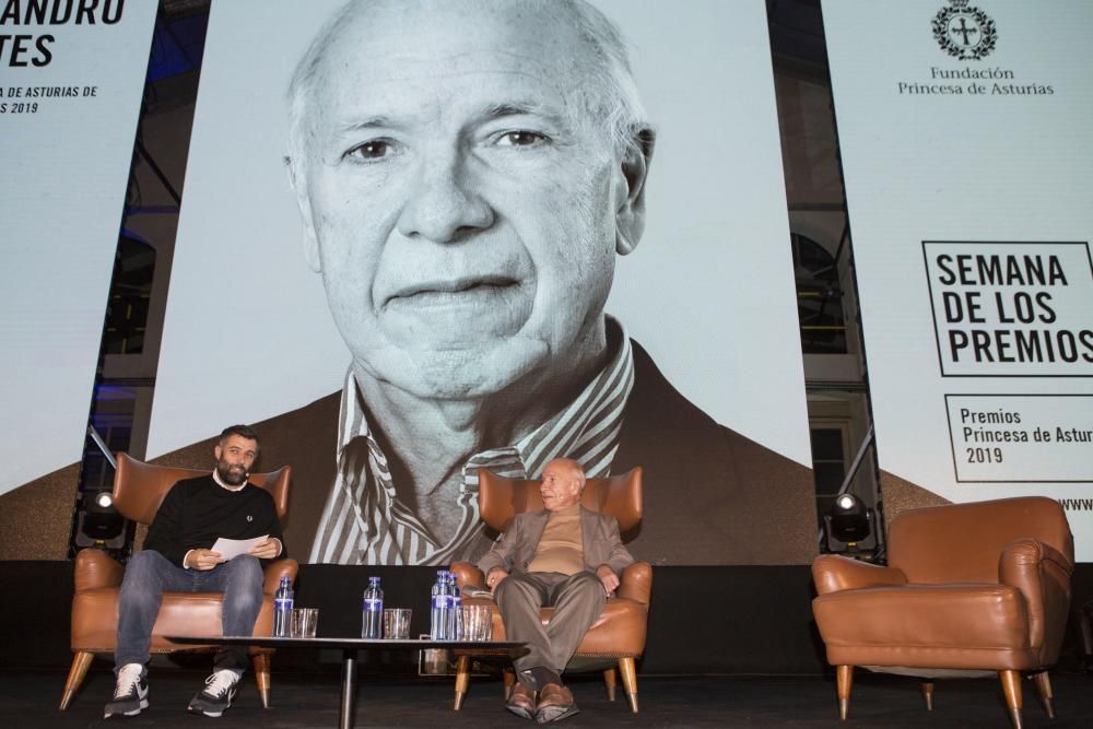 Premios Princesa de Asturias: Alejandro Portes visita la exposición fotográfica "Integrantes" en La Vega