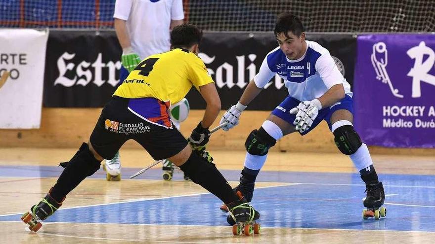 Dani López defiende a Bernat Romero en el partido entre el Deportivo Liceo y el Mataró de las semifinales de la Copa Princesa.