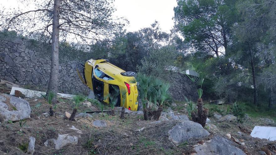 Espectacular accidente en el Portet d'Orba: el conductor de 82 años resulta ileso