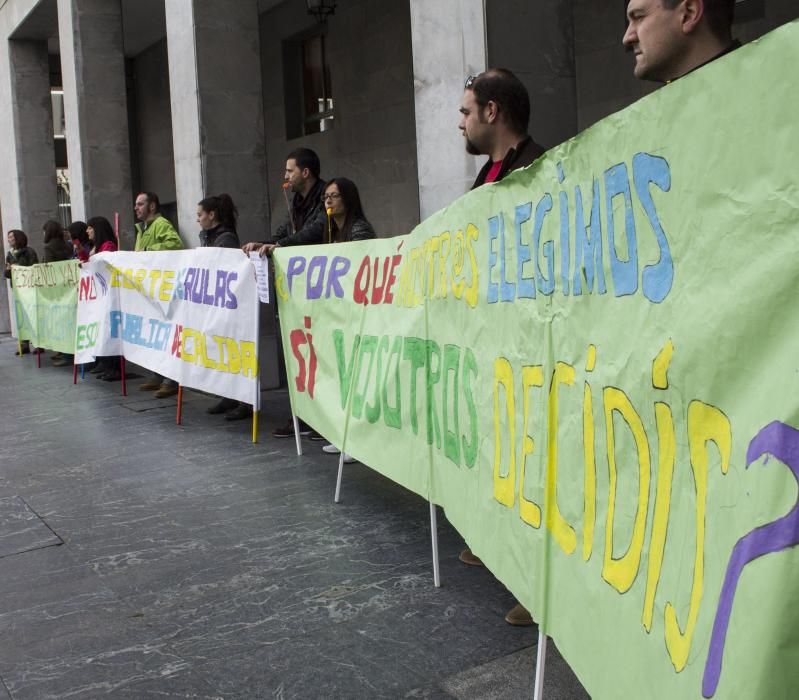 Protesta de los padres del Colegio El Bosquín del Entrego ante la Consejería de Educación