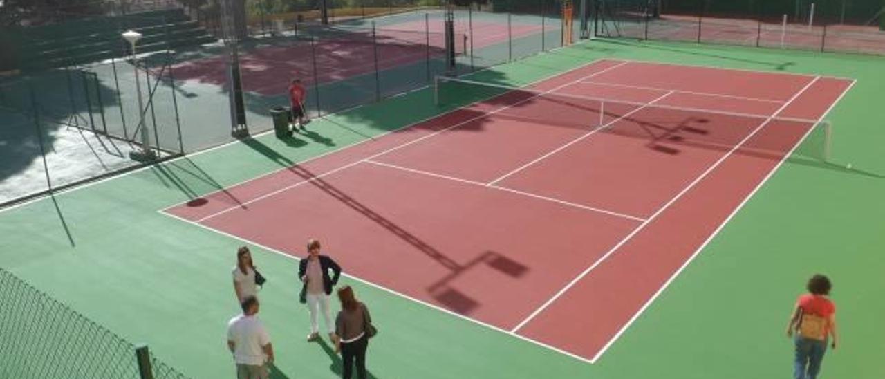 El Polideportivo reabre la pista  de tenis tras su reforma integral
