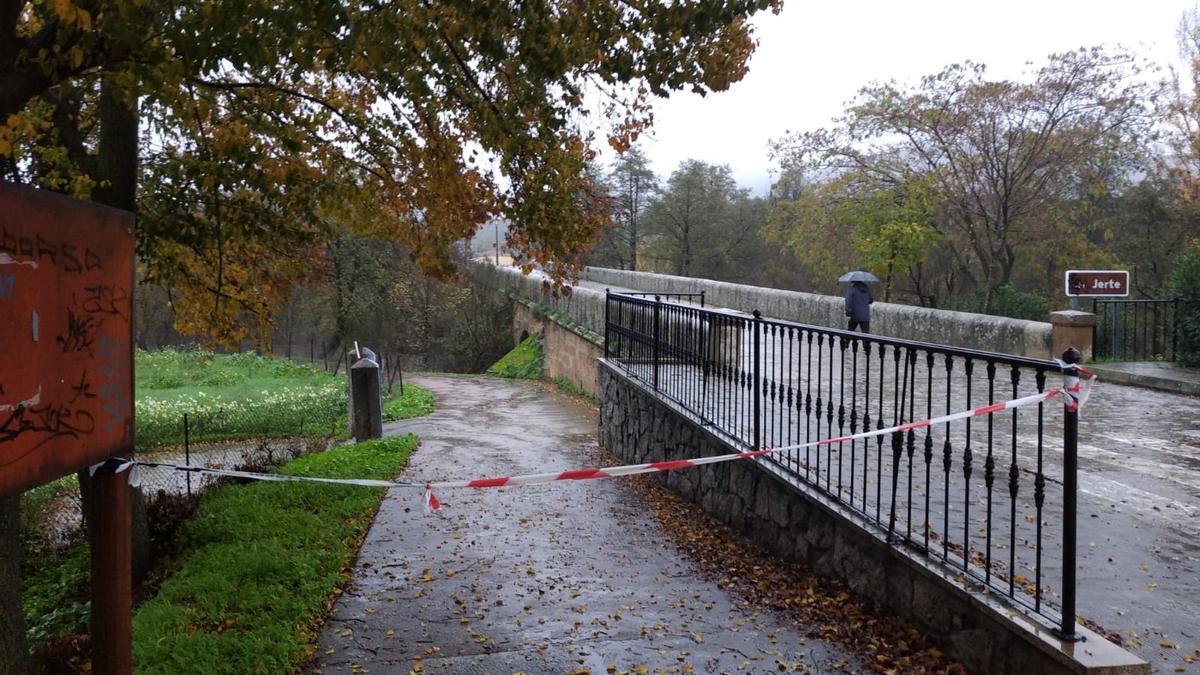 Paseo del río Jerte en Plasencia, cerrado por la borrasca Efraín.