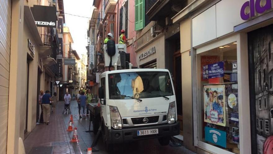 Iniciado el cambio de las farolas abatibles en Palma