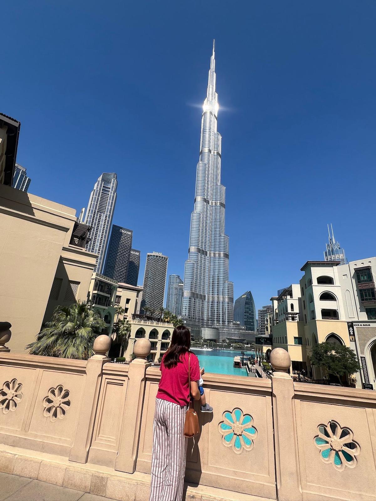 Anabel (nombre ficticio) y su hijo de 15 meses esta semana en Dubái, antes de que estallase el conflicto.