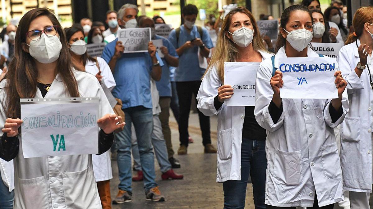 Un instante de la primera jornada de huelga indefinida en el Hospital Universitario de Gran Canaria Doctor Negrín, en el turno de mañana.