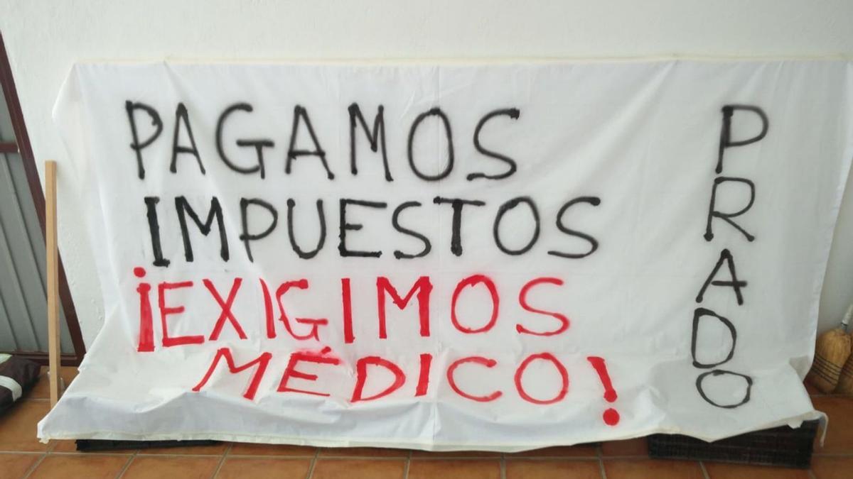 Pancarta elaborada por vecinos de Prado para la manifestación de mañana. | T. G.