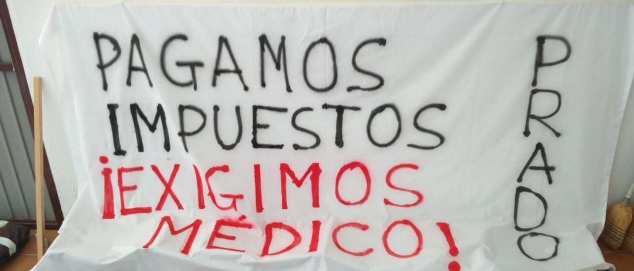 Pancarta elaborada por vecinos de Prado para la manifestación de mañana. | T. G.