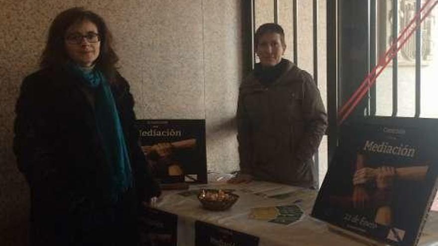 Campaña informativa en los juzgados   |  Con motivo del Día Europeo de la Mediación, ayer hubo una campaña en los juzgados gallegos para dar a conocer a los ciudadanos las ventajas de la técnica. En los de Vigo estuvieron la abogada Ana Sarabia y la psicóloga Noemí Silva.