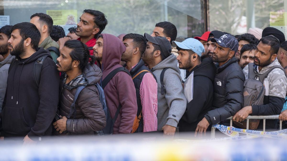 Cua per a la regularització de papers de persones migrants a Barcelona.