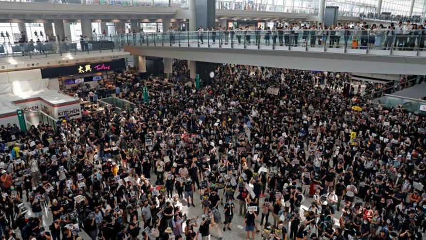 El aeropuerto de Hong Kong cancela todos sus vuelos por las manifestaciones