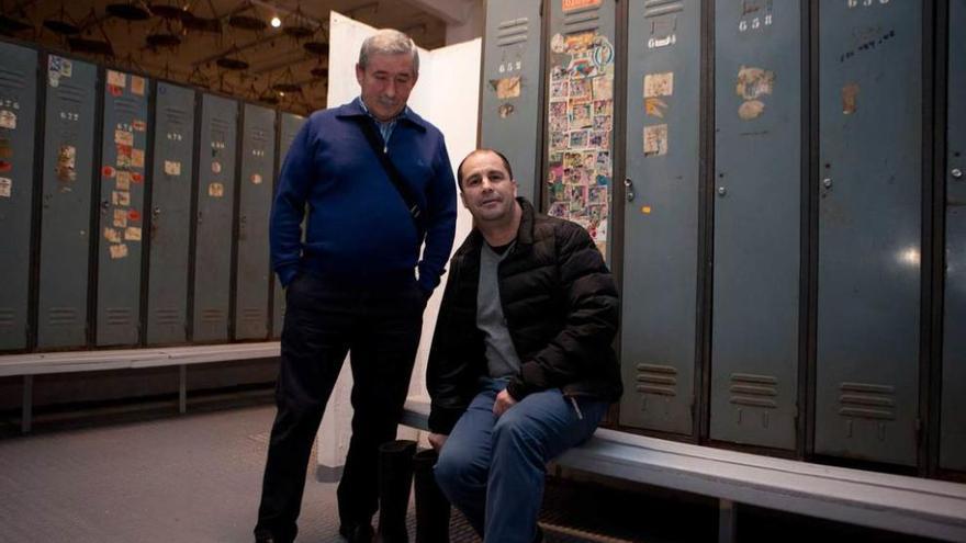 José Manuel Fernández, izquierda, y José Manuel Cuesta, en las taquillas de la casa de aseos.