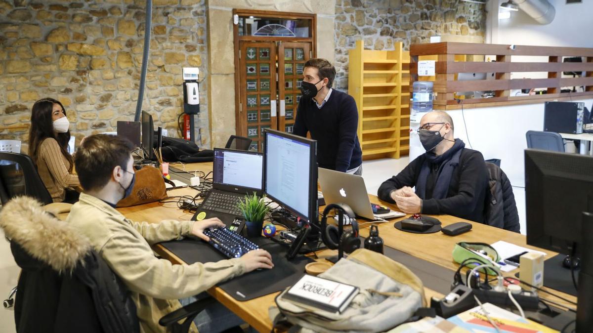 Trabajadores de Bebrock en la sede de Somió, en Gijón.