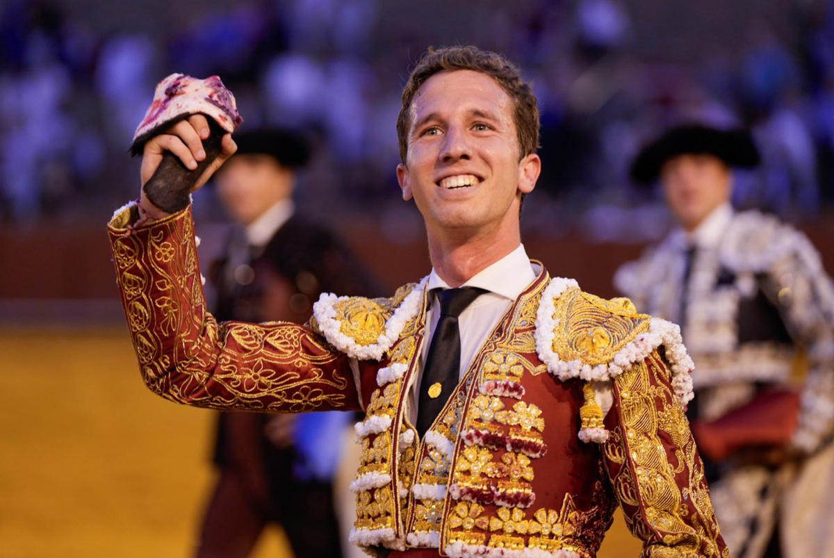 Juan Pedro García 'Calerito' muestra una de las orejas conseguidas este domingo en Sevilla.