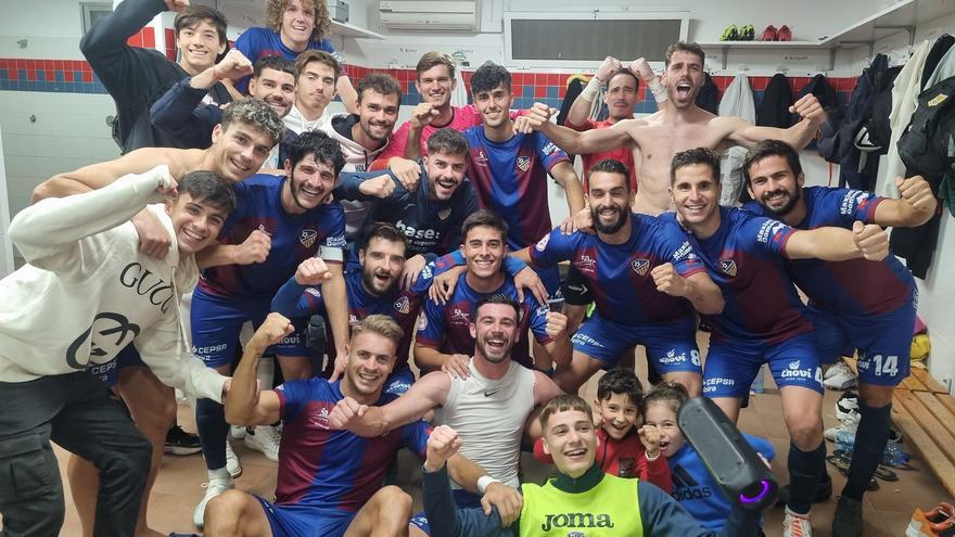 La UD Alzira celebra, al fin, su primera victoria como local esta temporada