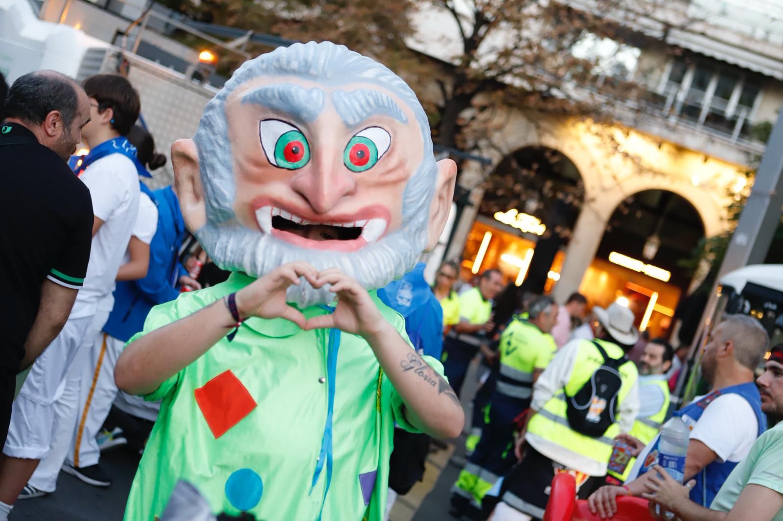 En imágenes | Las peñas de Zaragoza invaden el centro para el maratón de charangas
