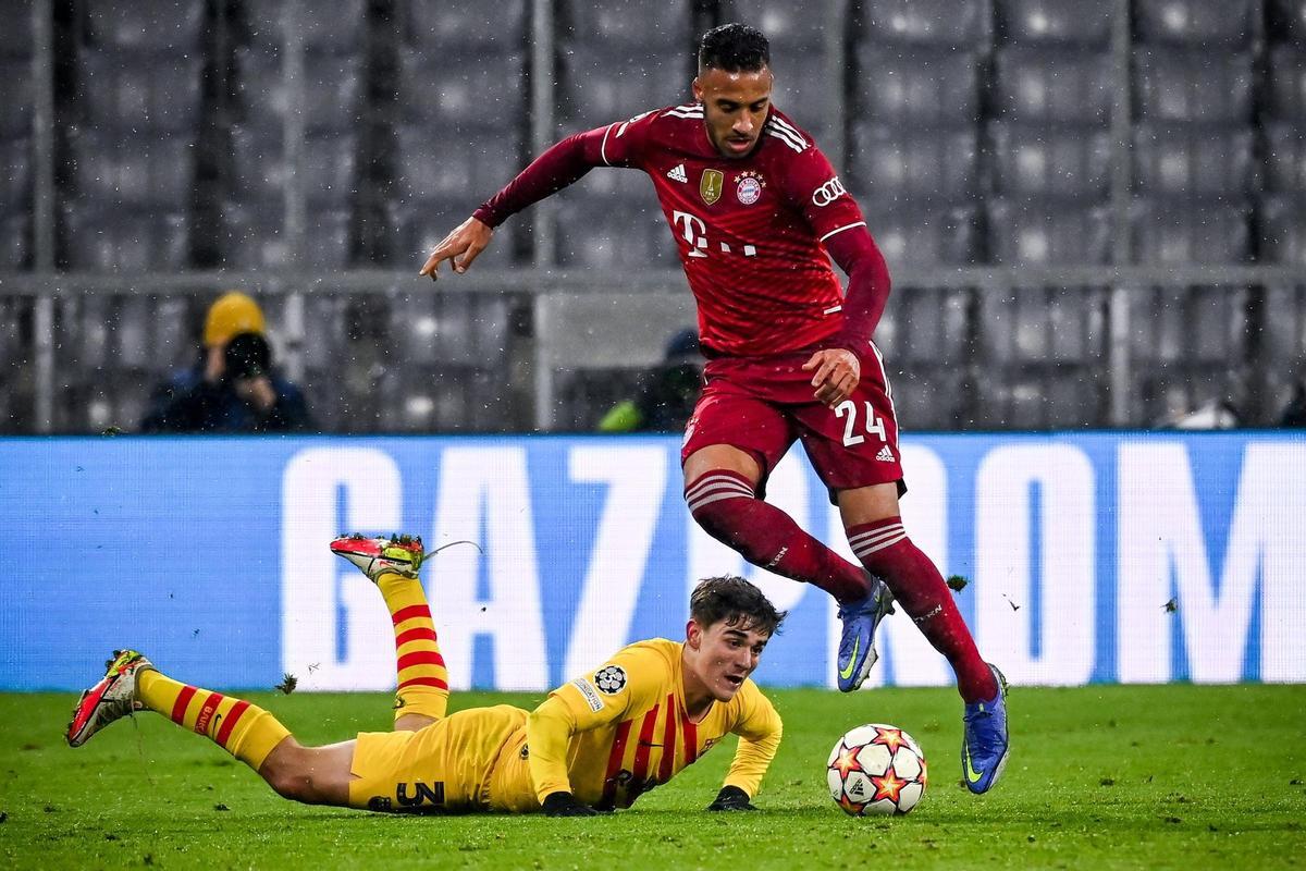 Munich (Germany), 08/12/2021.- Barcelona’s Gavi (L) in action against Bayern’s Corentin Tolisso (R) during the UEFA Champions League Group E soccer match between FC Bayern Muenchen and FC Barcelona at Allianz Arena in Munich, Germany, 08 December 2021. (Liga de Campeones, Alemania) EFE/EPA/PHILIPP GUELLAND