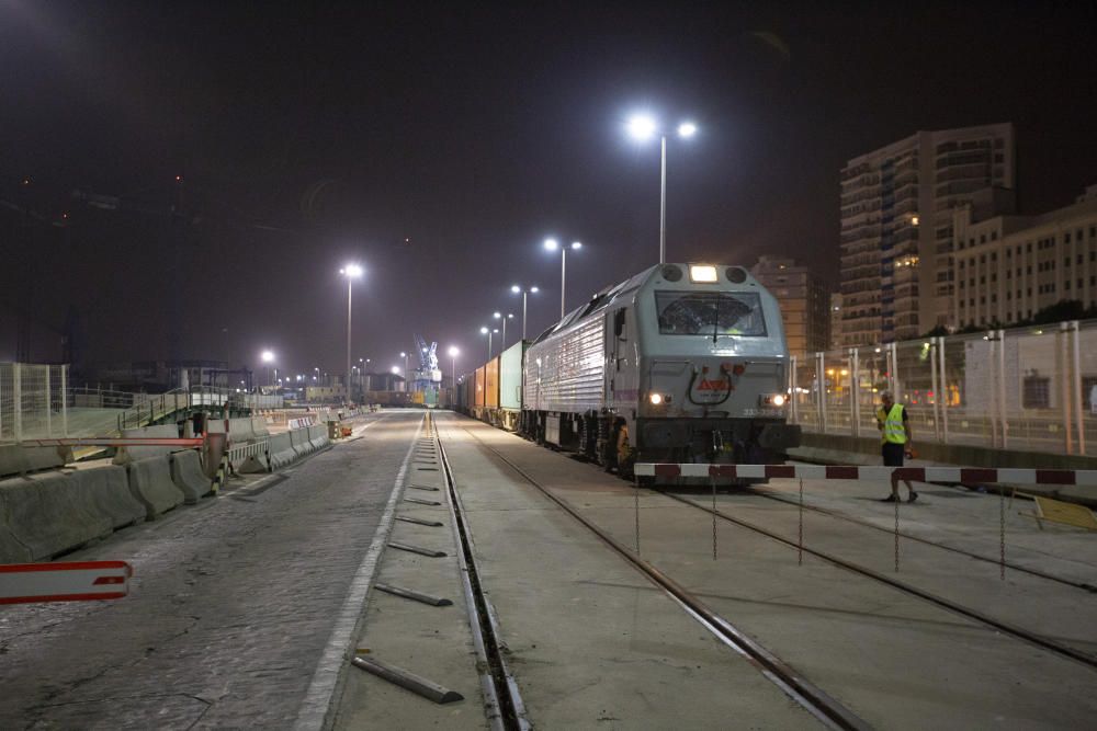 Llegada del tren al puerto de Málaga.