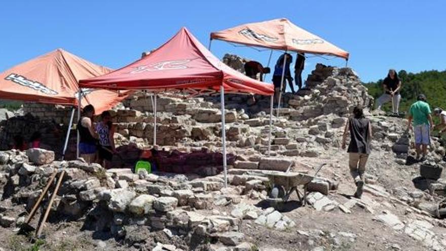 Treballs a les restes de la domus del Puig de Sant Pere, a la zona de les Guixeres