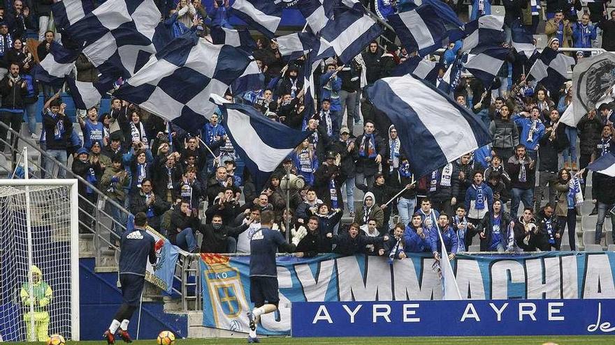 Una imagen del Fondo Norte durante el derbi asturiano disputado en el Carlos Tartiere.