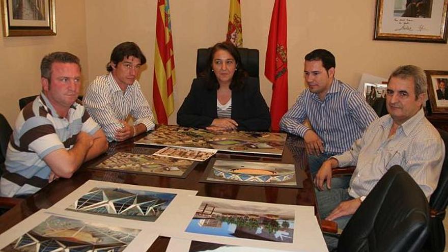 La alcaldesa presentó ayer el proyecto de la nueva plaza de toros de Elda a los representantes del mundo taurino local