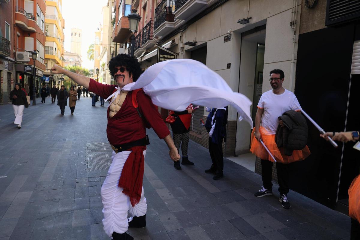 Alicante mantiene el espíritu de Carnaval pese al temporal