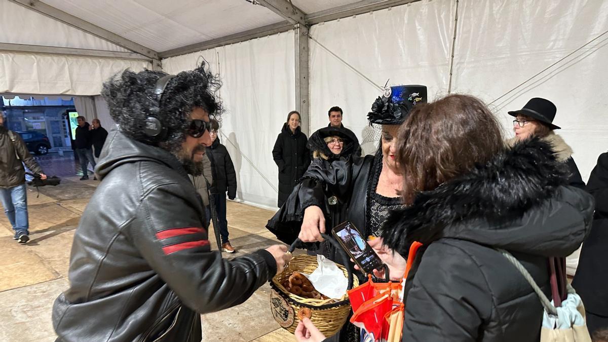 Luarca celebra en entierro de la sardina con 12 libros de anís y 700 rosquillas.