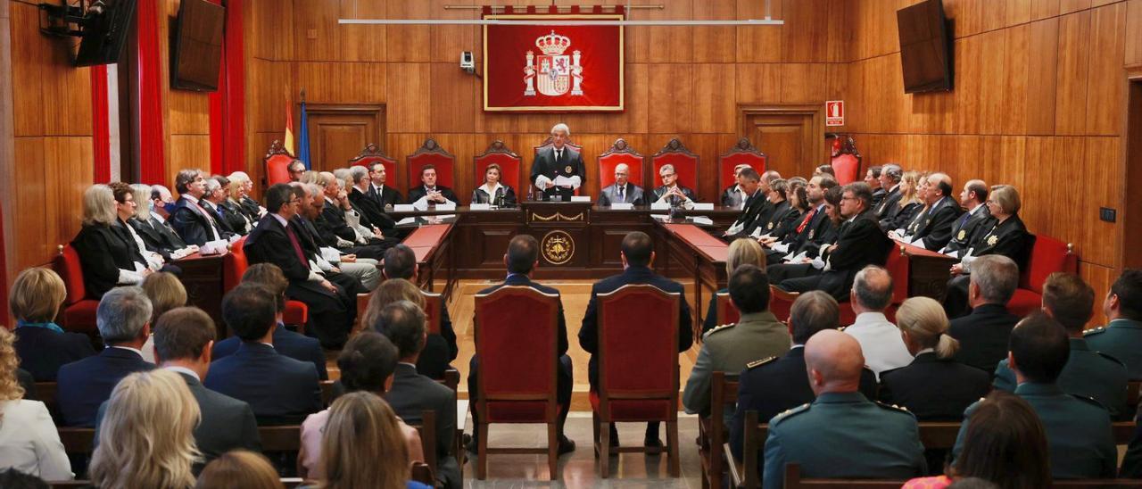 El presidente del TSJA se dirige a los presentes en la apertura del año judicial, ante el presidente Barbón.