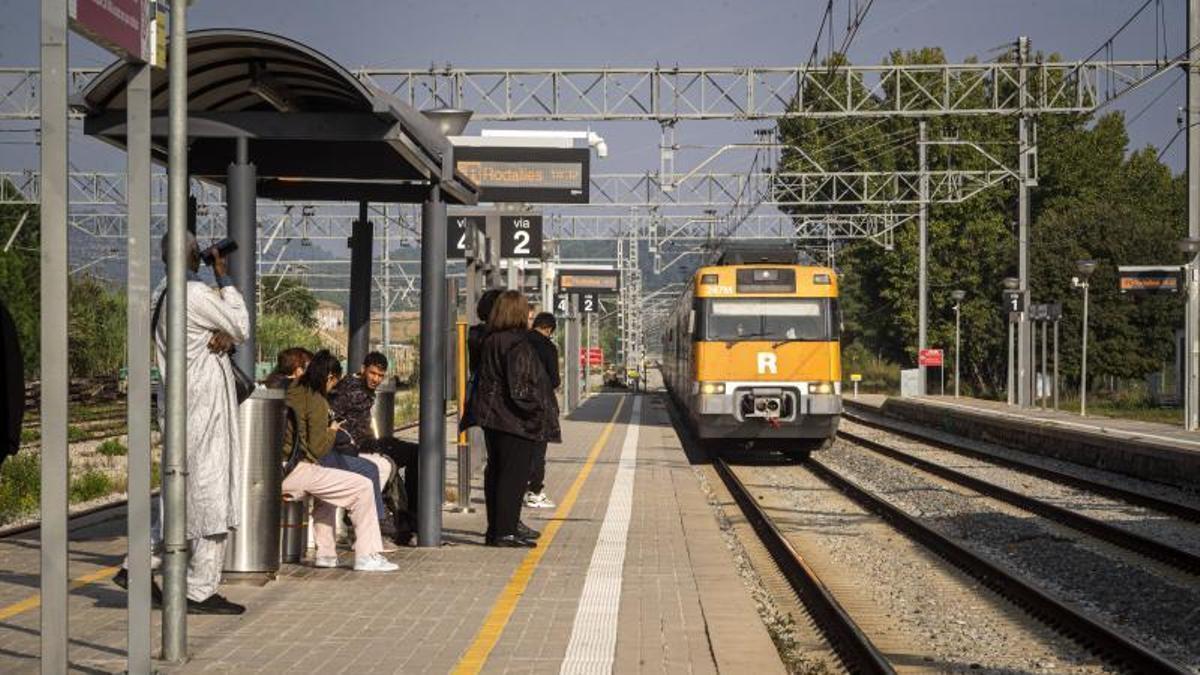 Passatgers esperant un tren a l'estació de Renfe de Sant Vicenç de Castellet