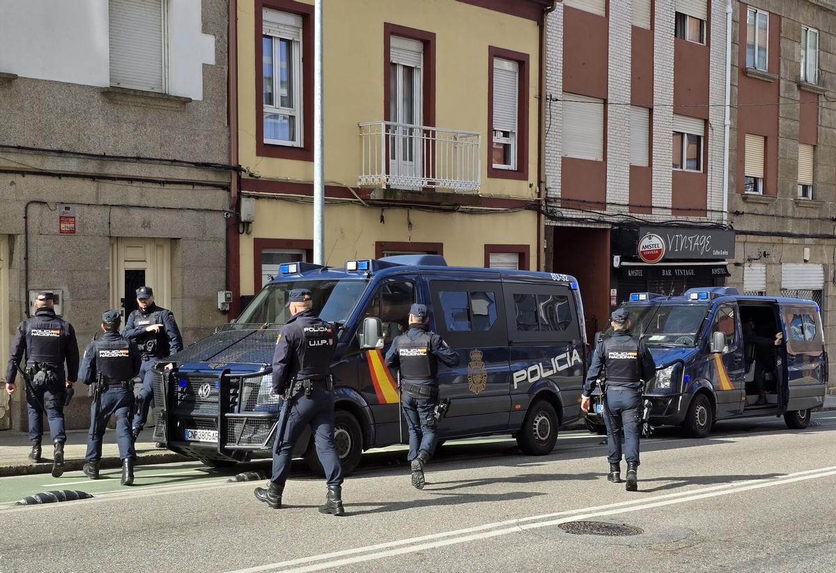 Foto de archivo de agentes de la Policía Nacional durante una intervención en Vigo.