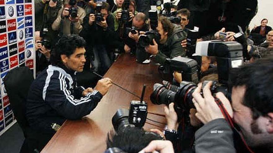 La expectación ante el debut de Maradona como seleccionador es enorme. La foto ha sido tomada en una rueda de prensa concedida hoy en Glasgow.