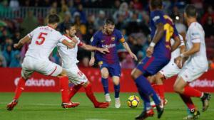 Messi encara a los defensas del Sevilla en un partido de la temporada pasada.