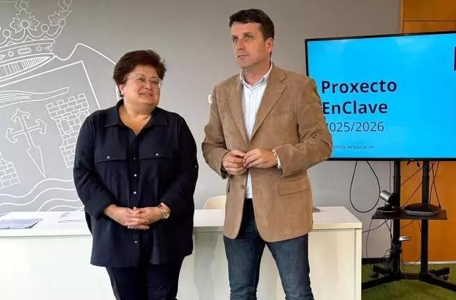 A edil, Carmen Silva, e o alcalde, José R. Romero, presentando o proxecto deste curso.
