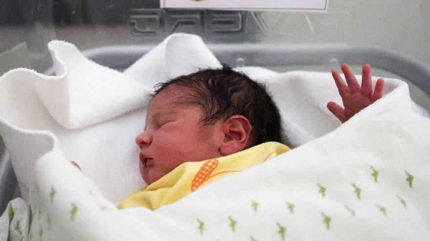 La increíble coincidencia del primer bebé asturiano de 2025: una familia abonada al 1 de enero
