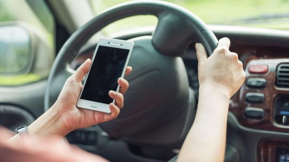 Ojo, con tocar el movil cuando vas al volante.