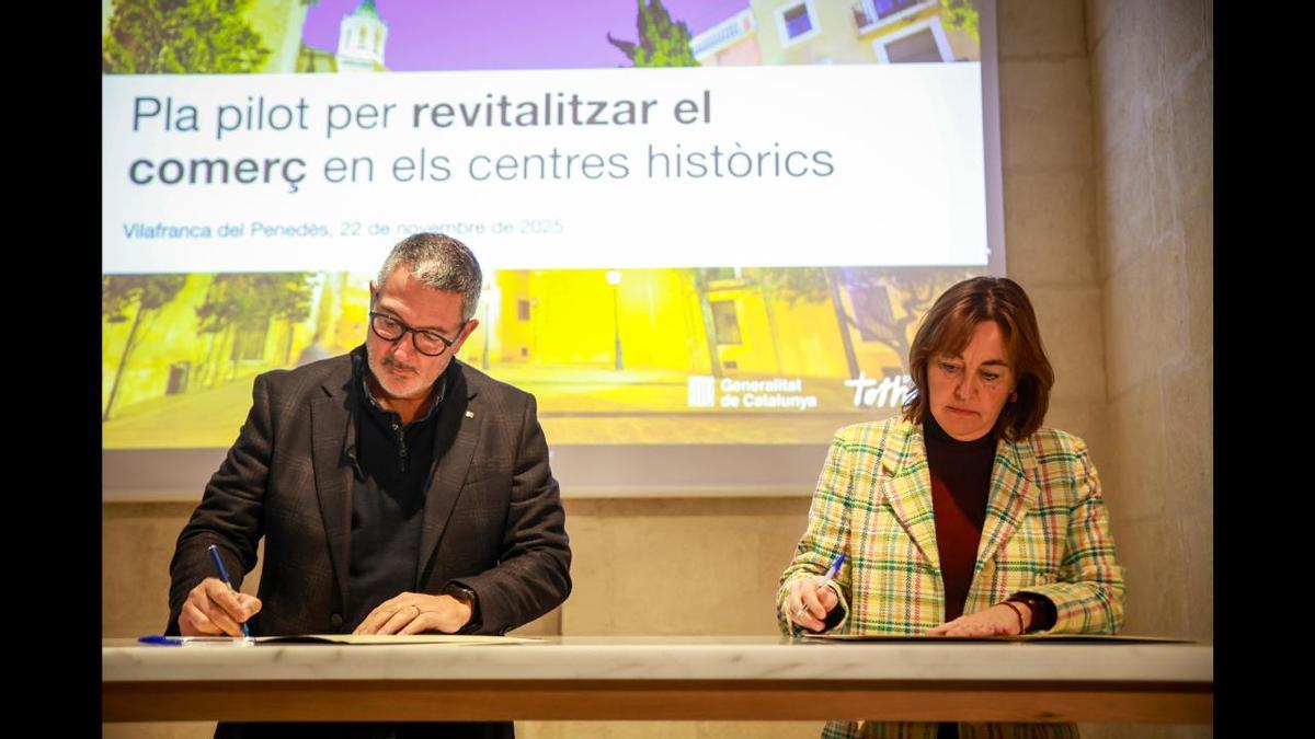 Los consellers Paneque (derecha) y Sàmper, en la firma del acuerdo para impulsar el comercio en los núcleos históricos, este sábado en Vilafranca.