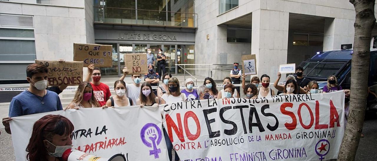 Concentració a Girona prèvia a un judici sobre una violació a Girona, foto d’arxiu. | MARC MARTÍ