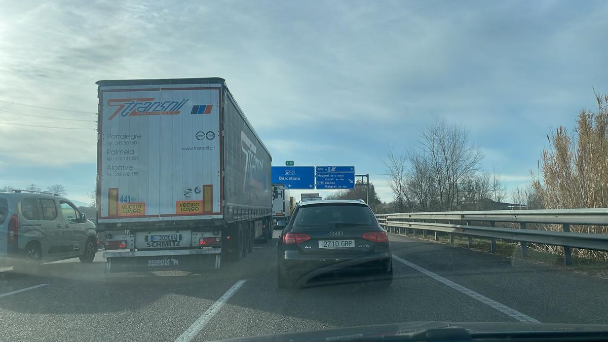 Les cues per l'accident de Maçanet a l'AP-7.