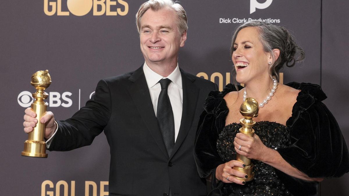 Christopher Nolan y la productora Emma Thomas, celebrando la victoria en los Globos de Oro