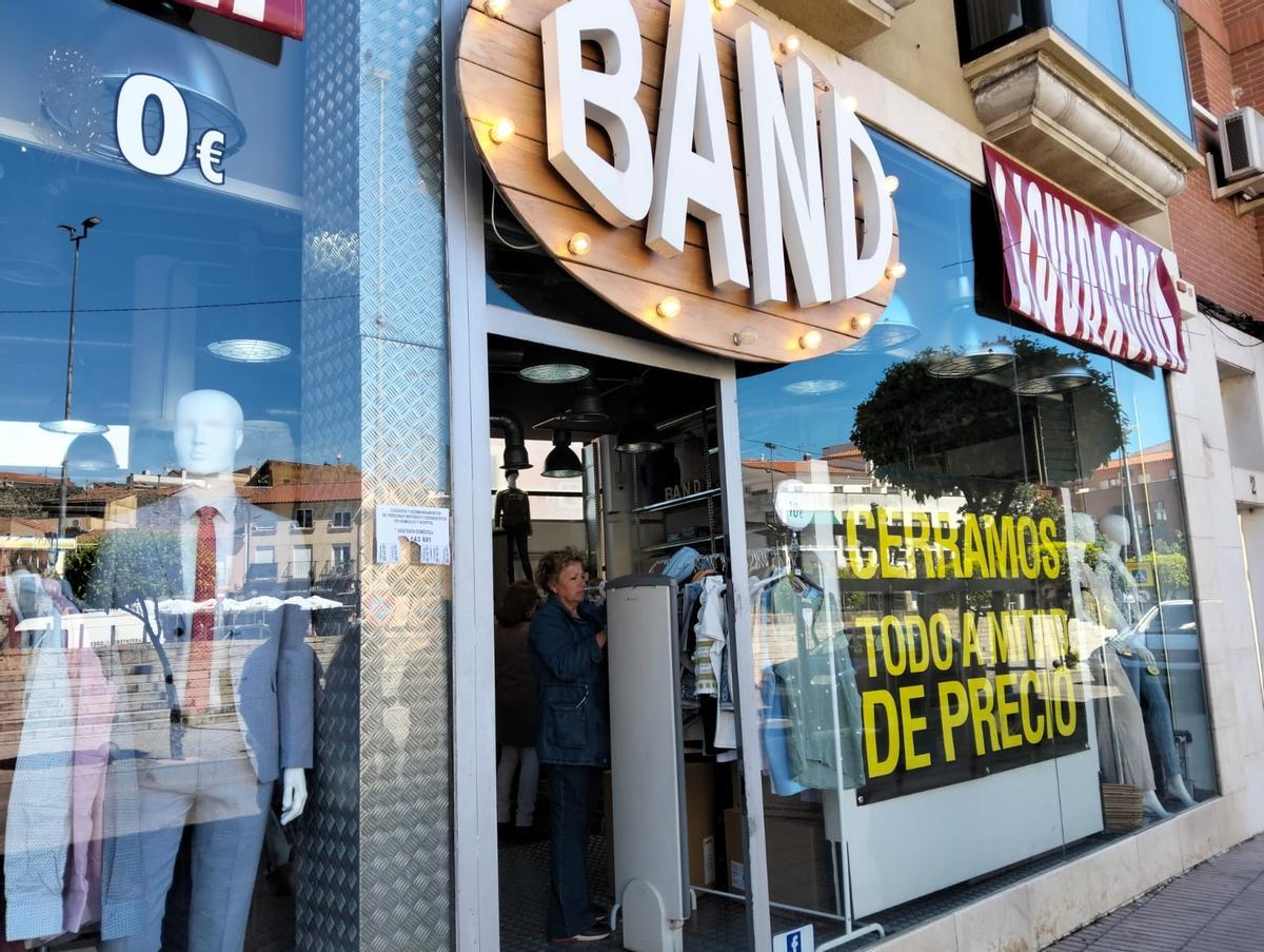 Comercio textil Band de Plasencia, que ha anunciado su cierre.