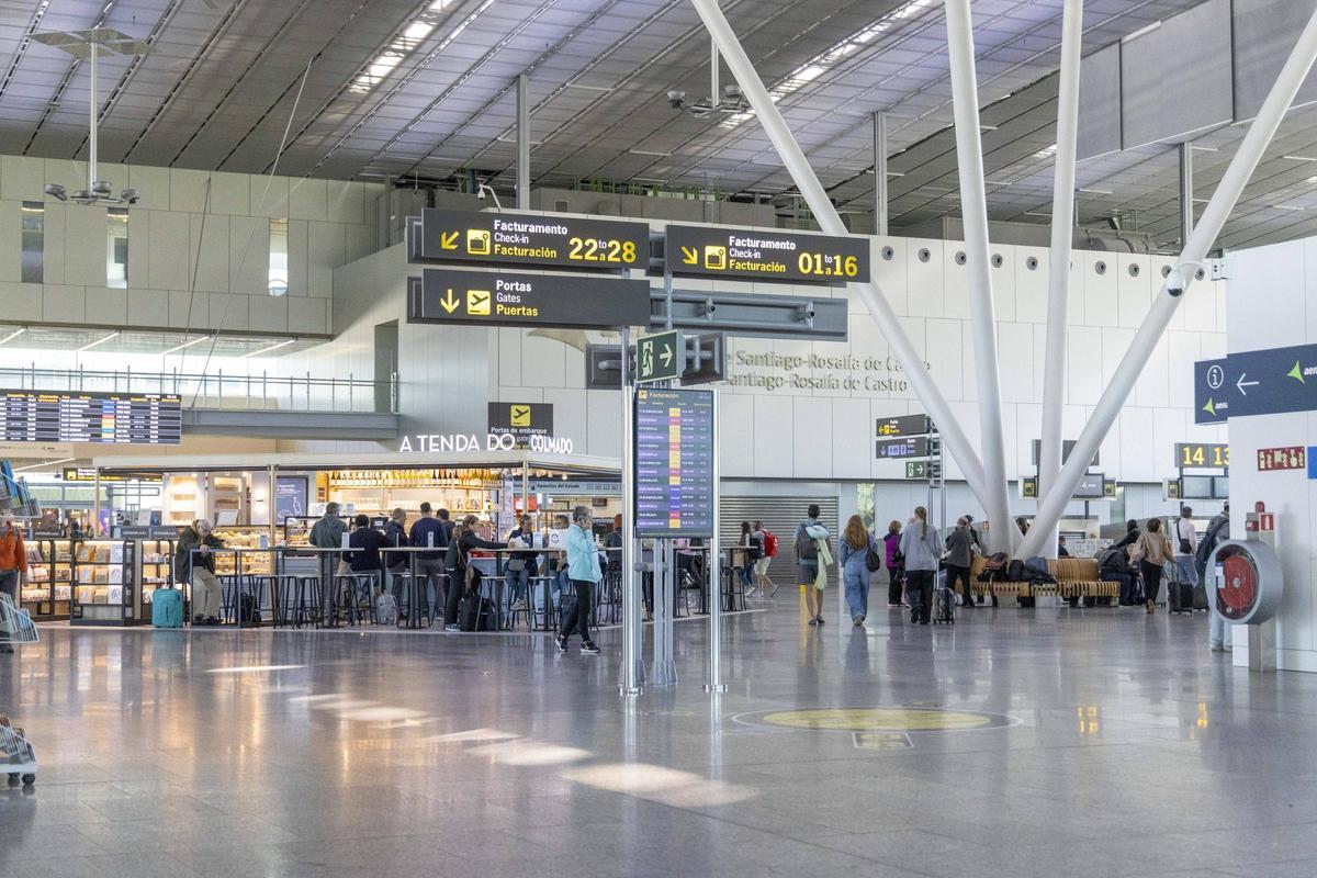 Pasajeros en el aeropuerto Rosalía de Castro- Santiago de Compostela