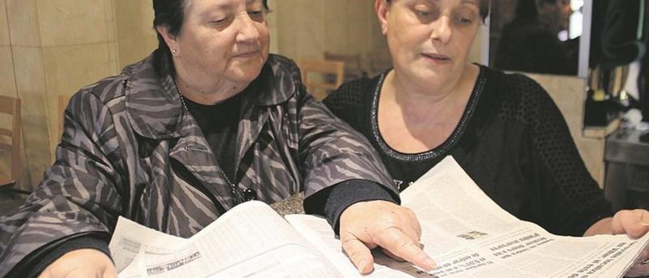 María Esther Fernández y Marina Fuentes leen la noticia en LA NUEVA ESPAÑA.