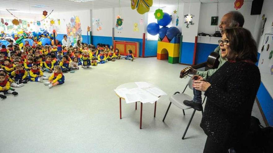 Los dos artistas, durante su intervención en la escuela infantil. // Iñaki Abella