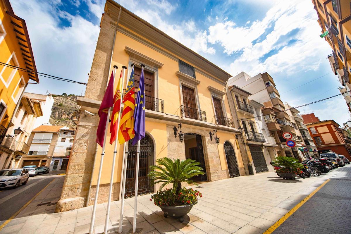 El Ayuntamiento de Cullera lidera el ahorro financiero en la comarca.