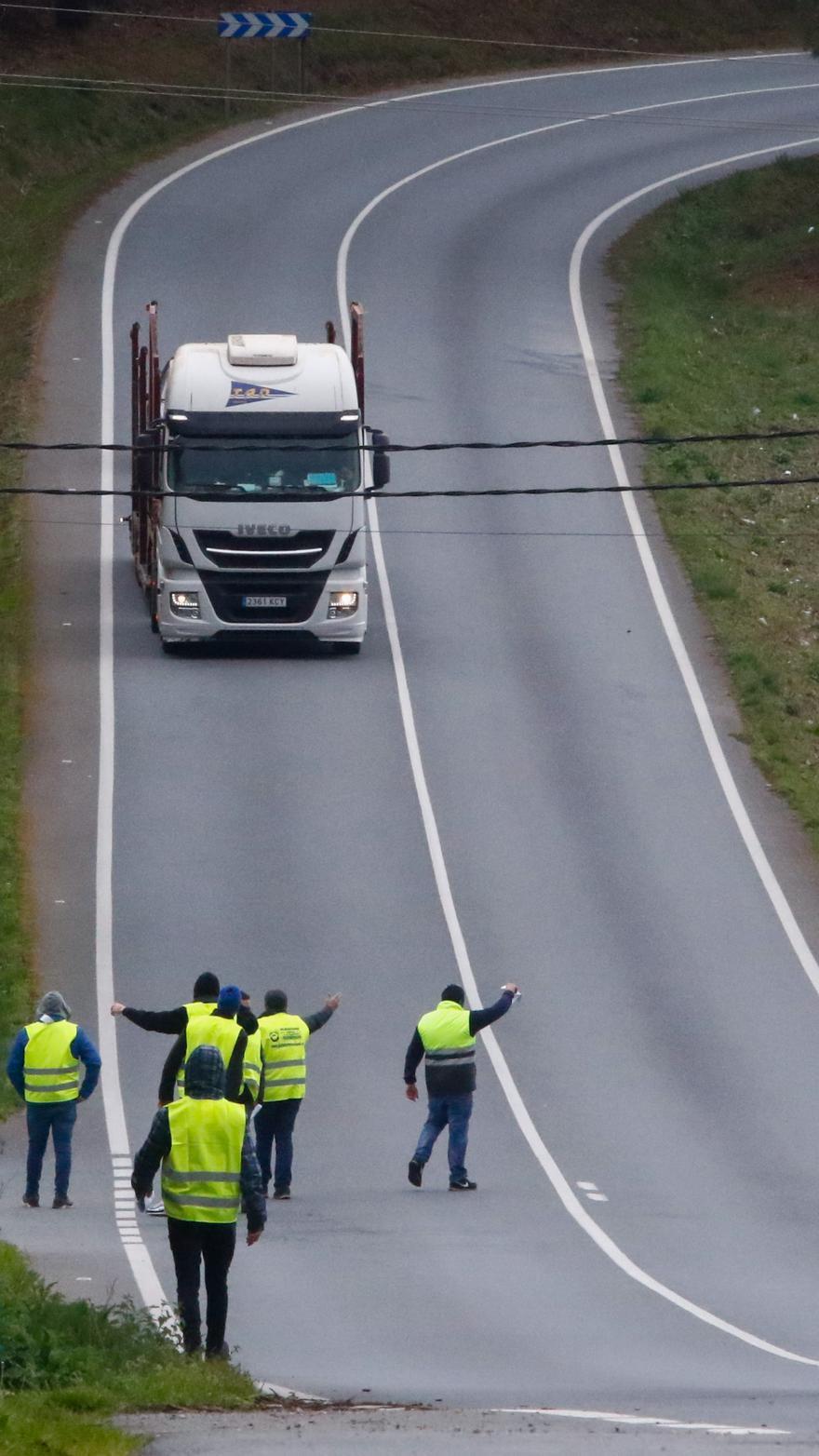 Un piquete informativo da el alto a un camionero en la PO-548 a su paso por Catoira en el día de ayer.