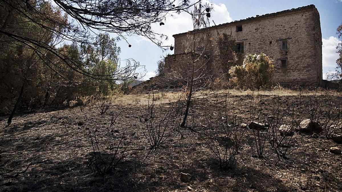 Un mas deshabitat i cremat pel foc a l’Anoia | MIREIA ARSO