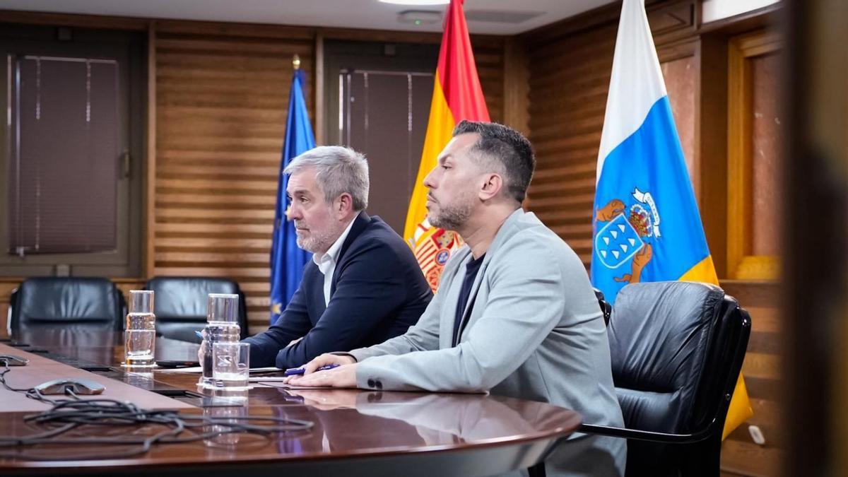 El presidente del Gobierno de Canarias, Fernando Clavijo, y el director general de Emigración, José Téllez, durante la reunión telemática