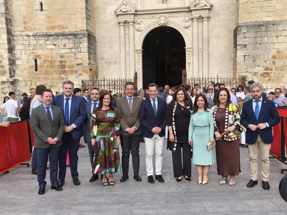 Aurelio Fernández, Juanma Moreno y María de la O Redondo, en el centro, esta tarde en Lucena.