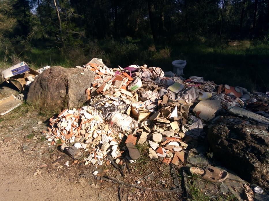 Un abocador incontrolat en plena natura entre el Xup i Salelles