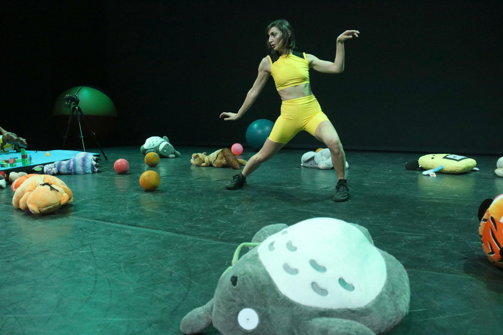 La artista Carlota Grau bailando en el Teatro Principal de Terrassa